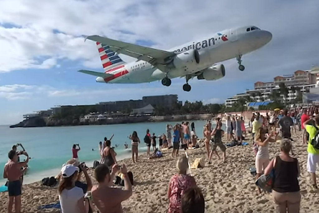 Maho Beach Plane Spotting Tour